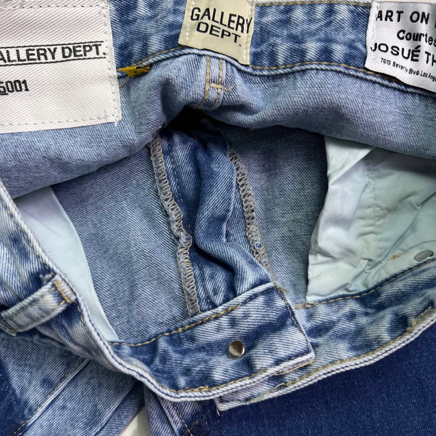 P250 GALLERY DEPT. 2025 new splash-ink graffiti splicing couple style loose washed bootcut jeans 🔥High version🔥High version🔥 Top ceiling quality Styles with different washed textures, very friendly to people with thin legs and thick legs, the bootcut version is very flattering to the leg shape Moderate length that never goes out of style, easy to match with casually, basic styling for various styles, a must-have in the wardrobe! The fabric is stiff but also makes the upper body soft without losing texture. The washing process is even more perfect. It is a must-have item for everyone! ! ! Washed wheat, hang tag, pants label, complete with three labels Color: light blue Size: 28, 30, 32, 34, 36 (five sizes)